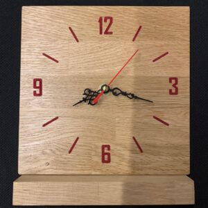 klok vierkant staand in beuk